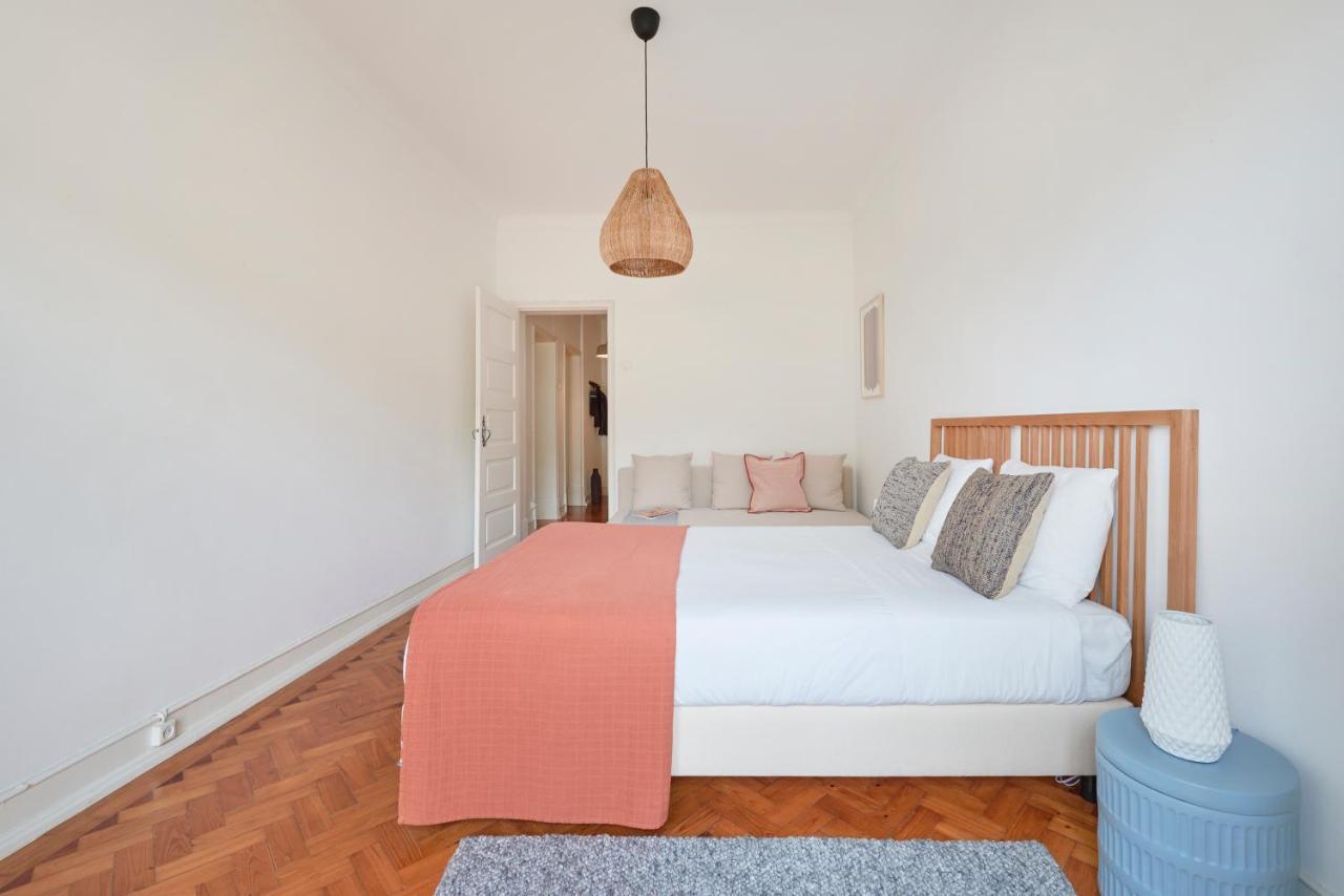 Light-Filled & Renovated Apartment, By Timecooler Лиссабон Экстерьер фото